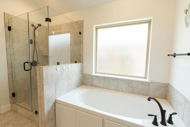 Building Photo - Modern Living in Waterford Bend