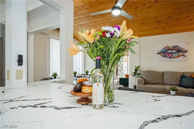 Building Photo - 2205 Santa Paula Dr