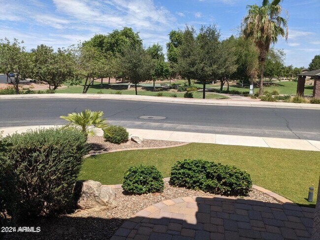 Building Photo - 421 W Leatherwood Ave