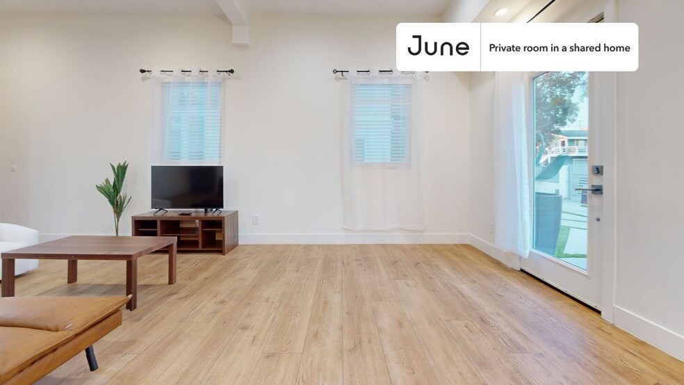 Building Photo - Private bedroom in 4 bed/4 bath Home