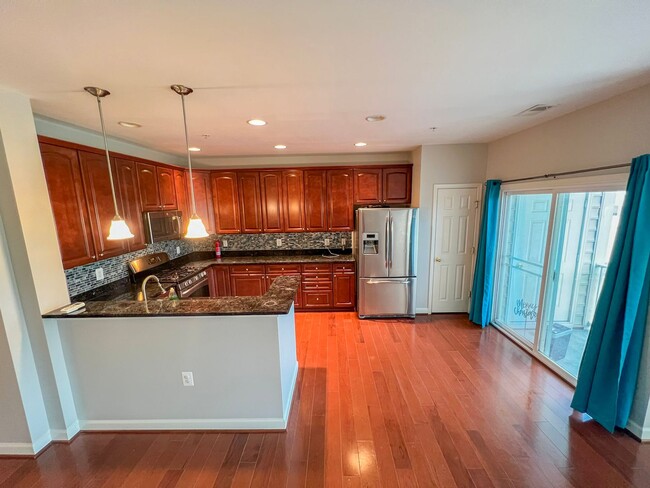 Building Photo - Lavish 3 Bed 2.5 Bath Brick Townhome In Ce...