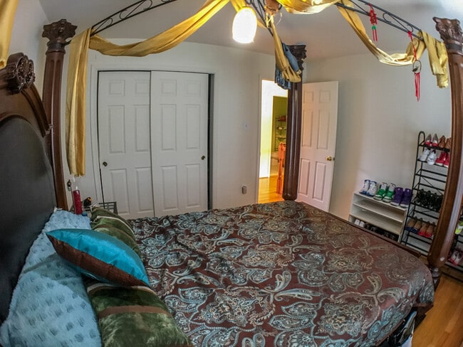 Building Photo - Large 4BR plus office, 3.5 BA,  2-car garage