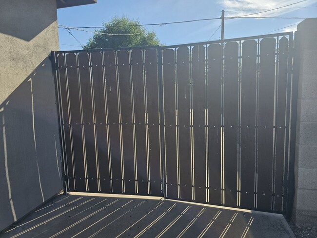 Building Photo - Charming Home 3 bedrooms 1 bath Large Yard.