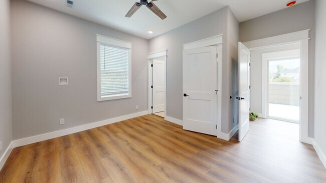 Building Photo - One Private Bedroom/Bath in Spacious 5BR/5BA Townhome Near UTK