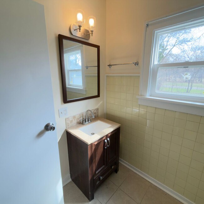 Building Photo - Charming 3 bedroom home with laundry included!