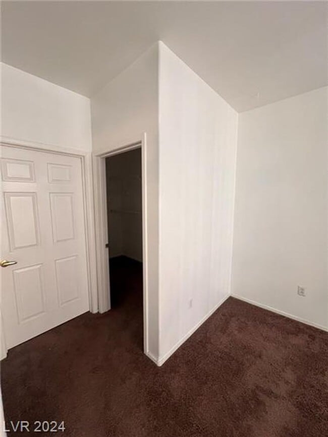 Building Photo - Gated Community / One Bedroom / 1 Car Garage