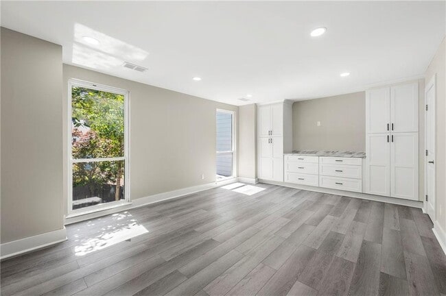 Building Photo - 1009 Riverbend Club Dr SE