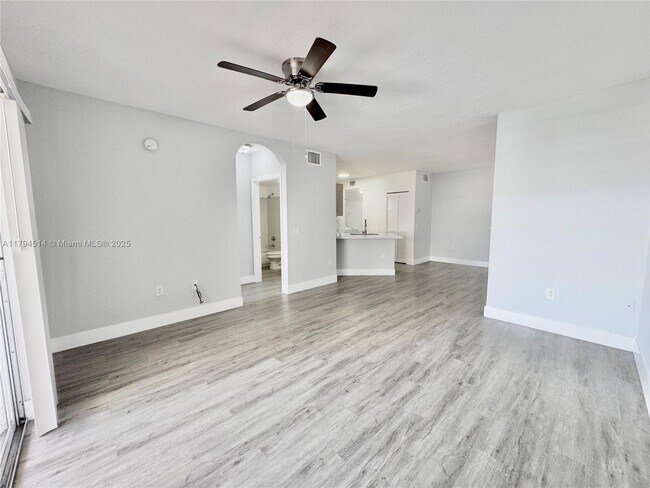 Building Photo - 704 Belmont Ln
