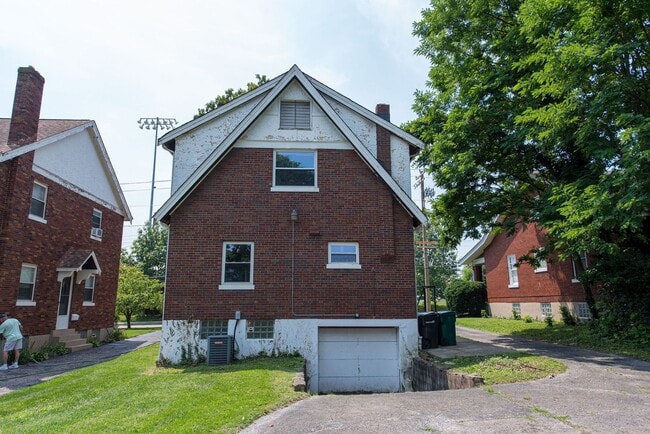 Building Photo - COVEDALE- 3 bedroom 1.5 bath Tudor with up...