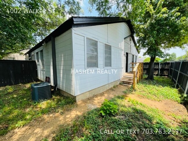 Building Photo - Lovely West Oak Cliff 2-Bedroom 1 Bath Dup...