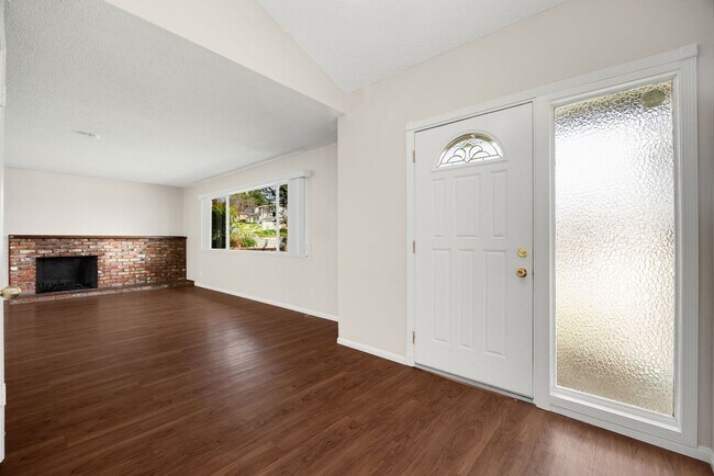 Building Photo - Tri Level 4 bedroom plus Family Room in Yorba Linda