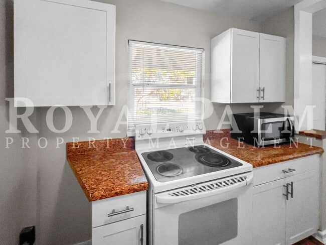 Building Photo - 1918 Grace Ave