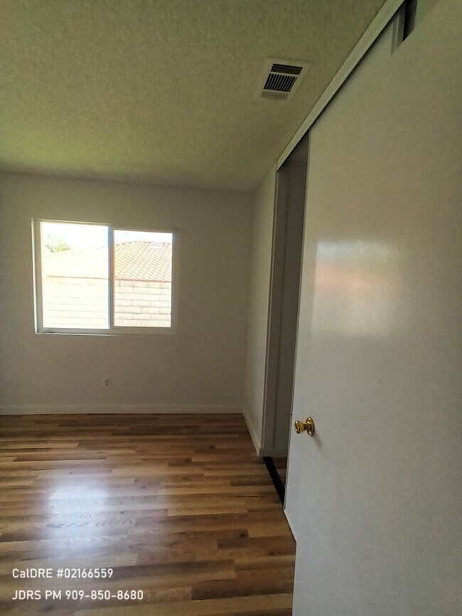 Building Photo - Walnut 3 Bedroom Home