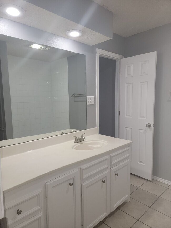 Building Photo - 3/2/2 in South Pointe with Lots of Features