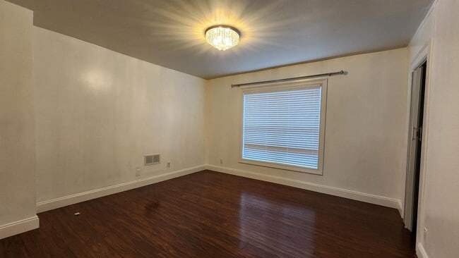 Building Photo - 513 S Brooks St