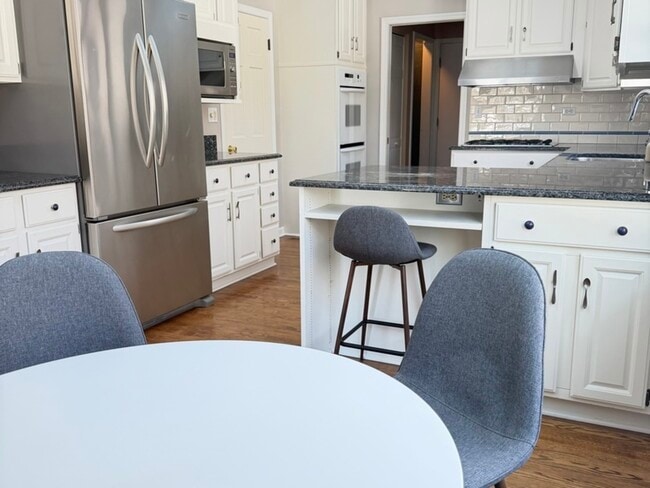 Building Photo - 145 Pine Tree Ln