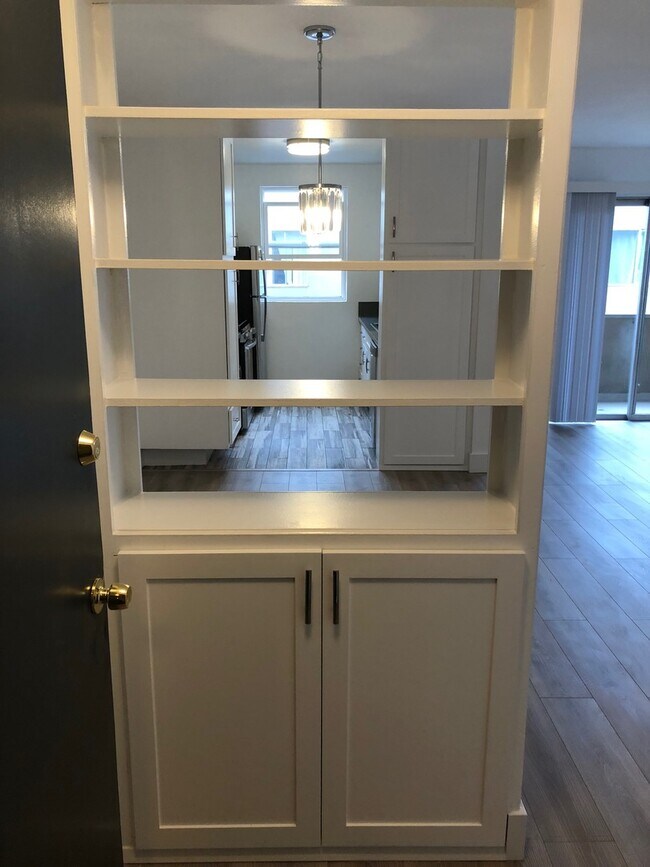 Building Photo - RENOVATED 1 BDRM-HARDWOOD FL,STAINLESS STE...