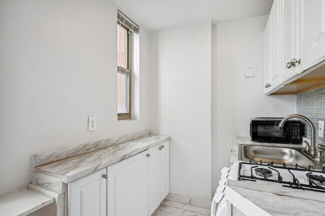 Building Photo - Charming & Bright Studio at River Place North