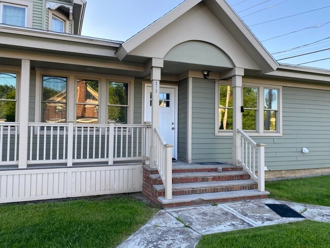 Primary Photo - 313 S Main St