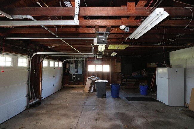Building Photo - 300 Shore Rd