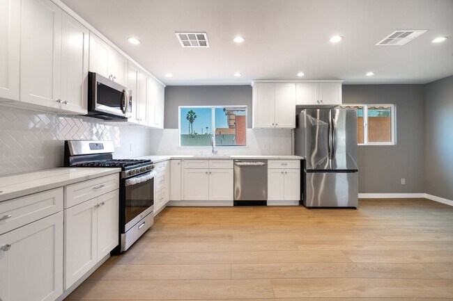 Building Photo - 1049 W 62nd St