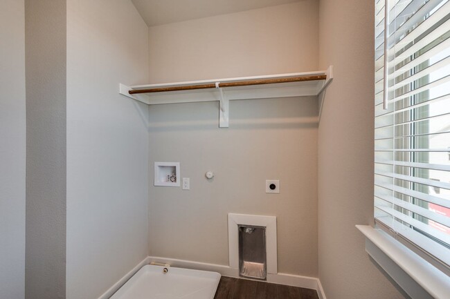 Building Photo - AVAILABLE NOW! GORGEOUS 2 BEDROOM FOUR PLEX LOCATED IN MIDLOTHIAN ISD!