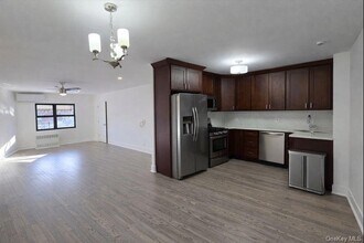 Building Photo - 74-11 85th Dr