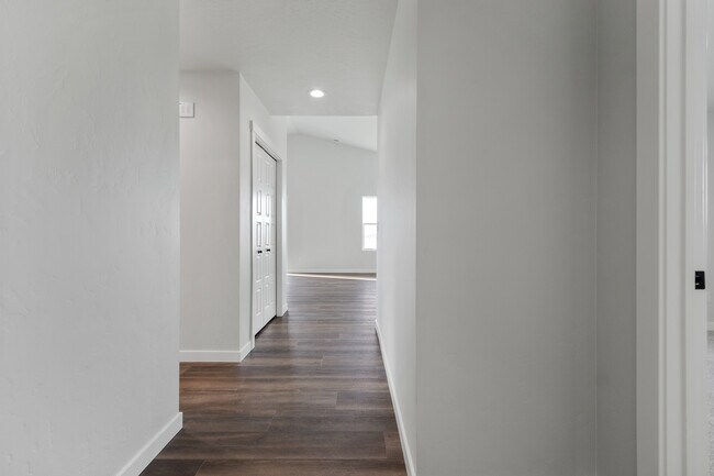 Building Photo - 3117 S Old Farm Ave