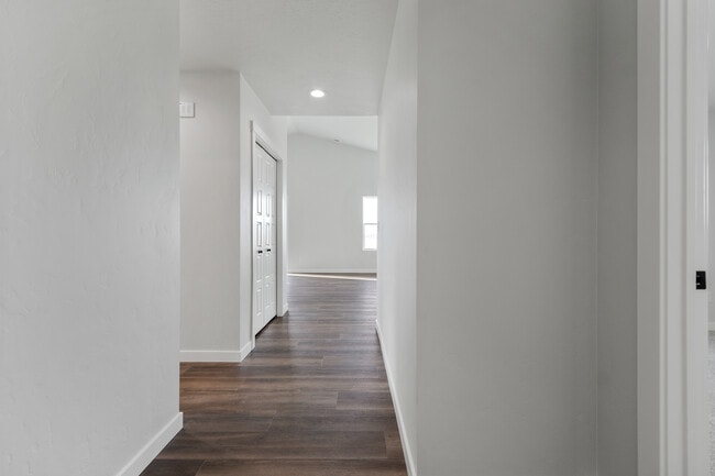 Building Photo - 7113 S Old Farm Ave