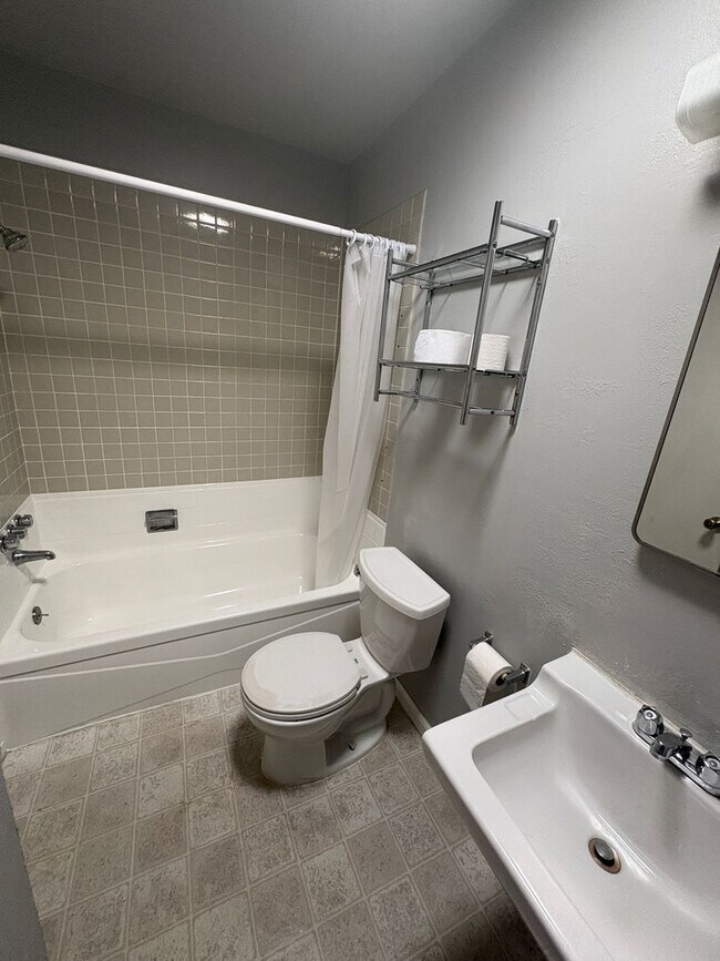 Building Photo - 3046 Notre Dame Dr