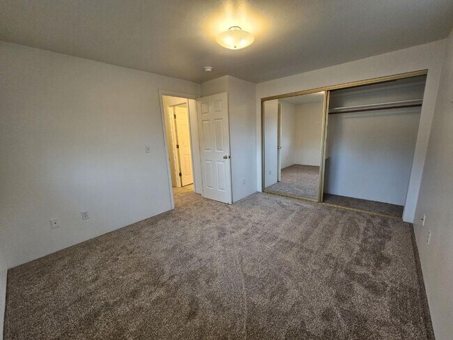 Building Photo - 1318 Golden Park Dr