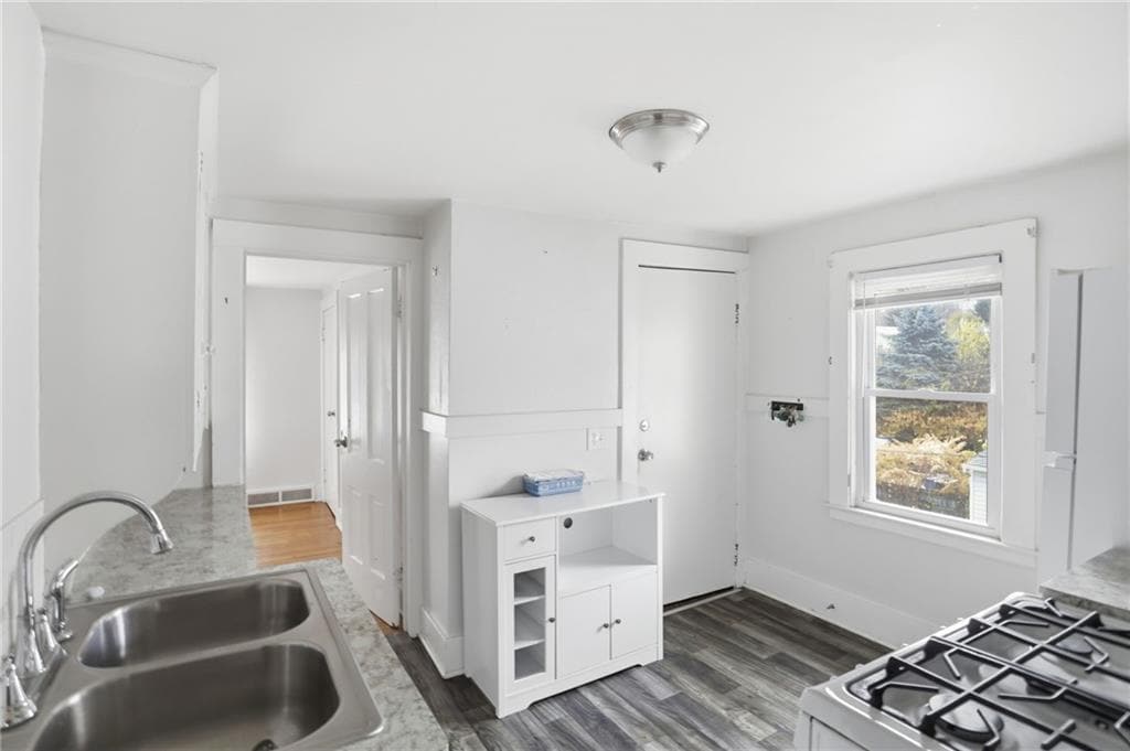 Upper Kitchen - 4232 Lake Ave