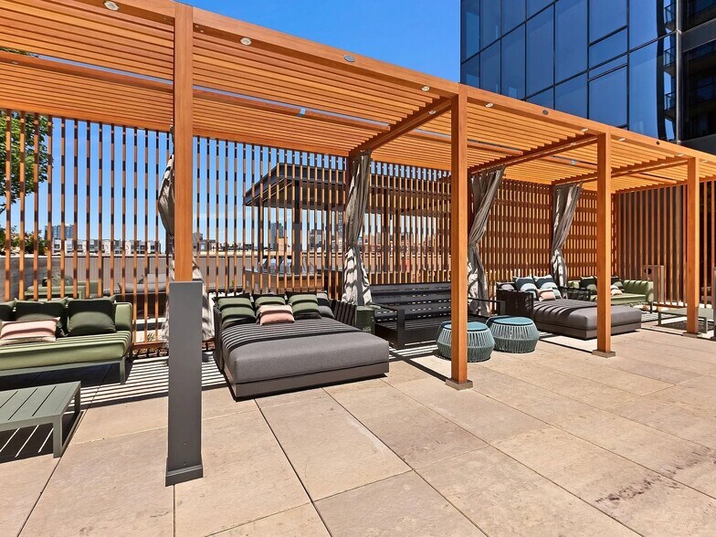 Building Photo - 1109 W Van Buren St