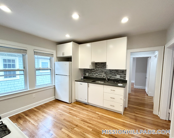 Primary Photo - 120 Hillside St