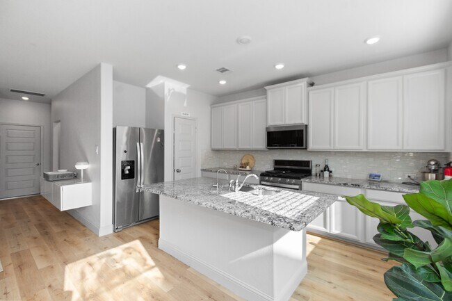 Building Photo - 5426 Oriente Ln