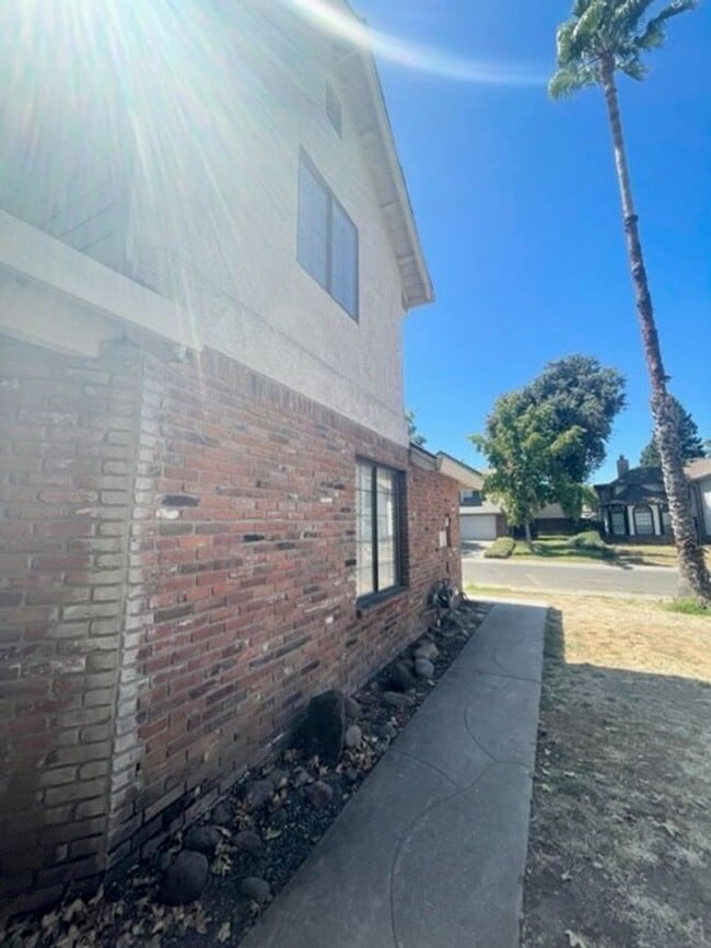 Building Photo - Darling Elk Grove Halfplex!