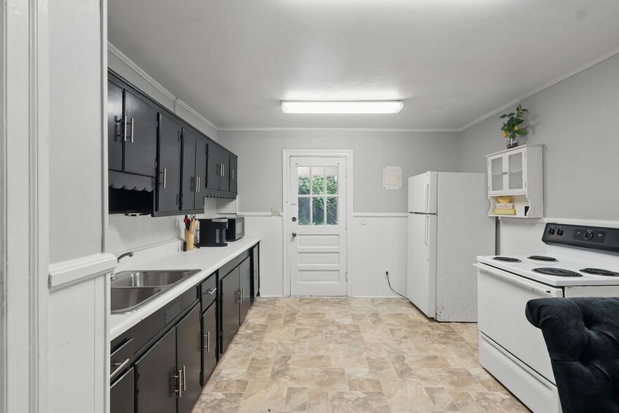 Building Photo - 239 W Lemly St