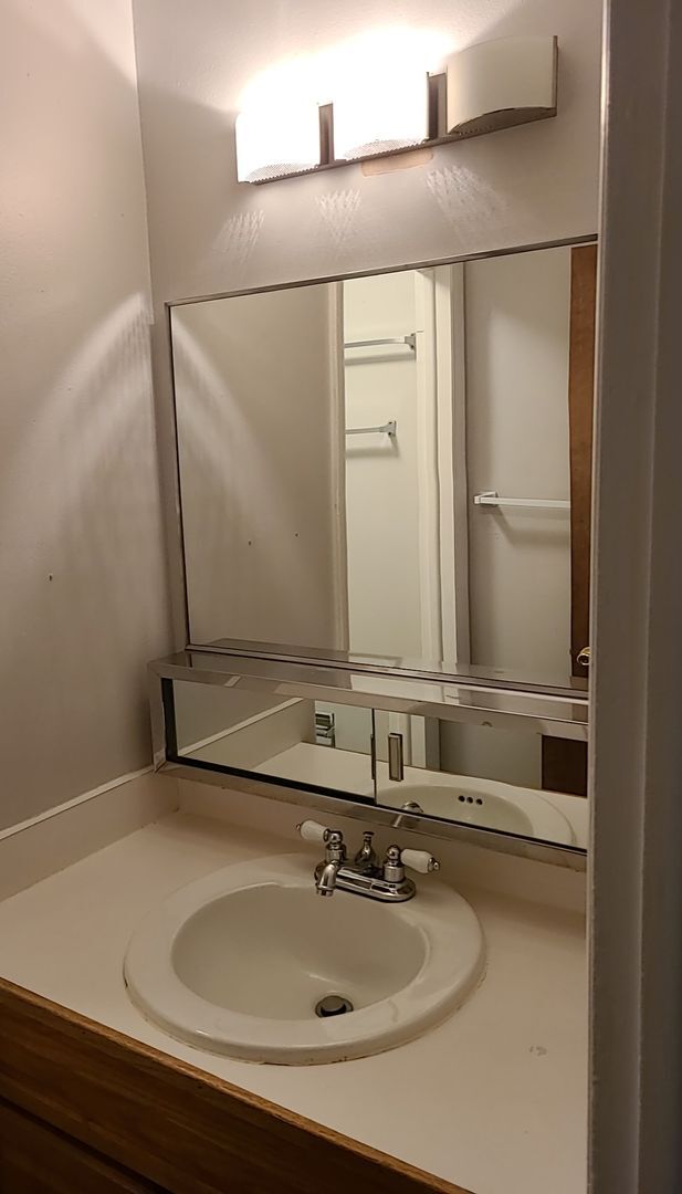 Building Photo - Updated 2 Bedroom Apartment with Private P...