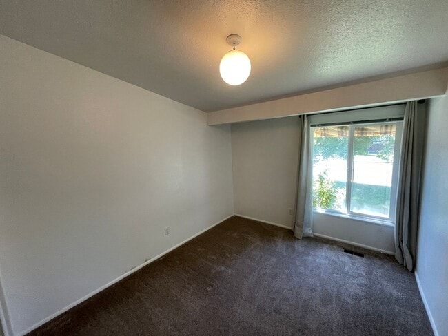 Building Photo - Great 5 Bed/3 Bath home in Orem