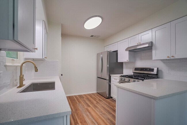 Building Photo - 606 Splitrock