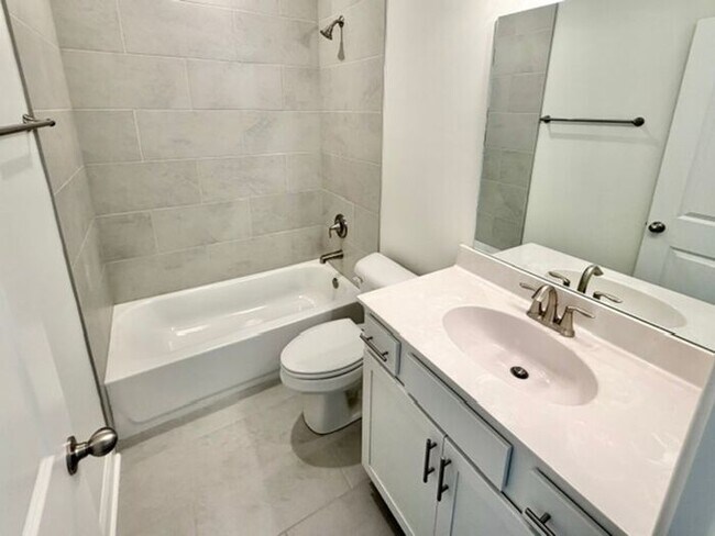 Building Photo - Now Leasing a brand new 5-bedroom 3 bath home in Oakland