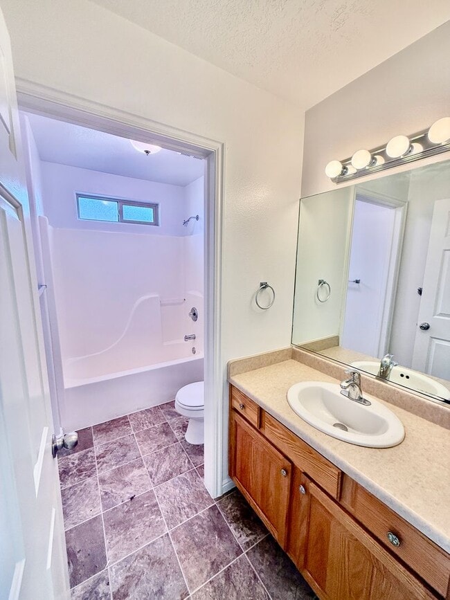 Building Photo - 3 Bedroom/ 2.5 Bath Townhome in Hawk Hollow