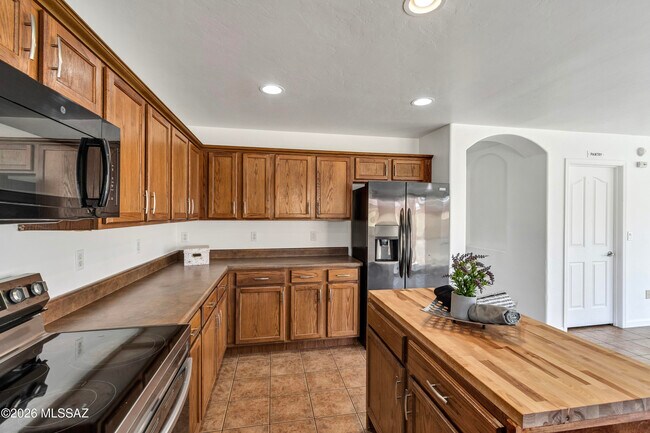 Building Photo - 4830 S VALLECANO Dr