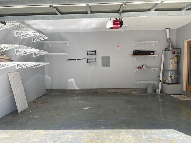 Building Photo - MOVE IN SPECIAL - 2 WEEKS FREE RENT - 3BR ...