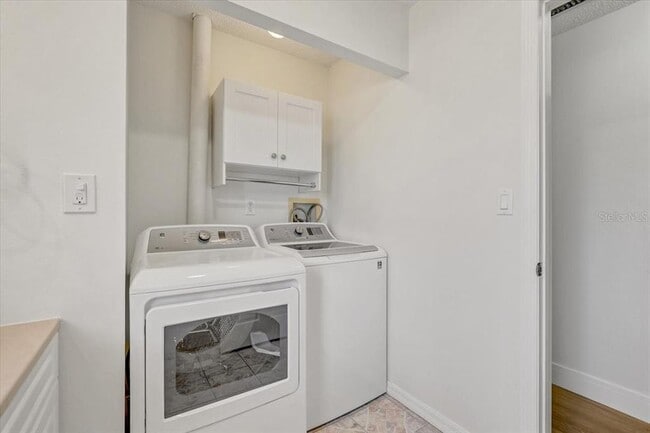 Building Photo - 7012 Pin Cherry Ln