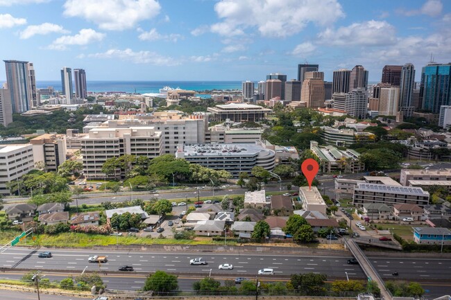 Building Photo - Upgraded Condo w/ Assigned Parking Near H1...