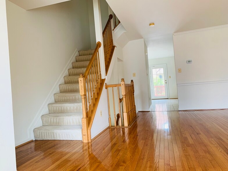 Building Photo - 907 Hidden Moss Dr