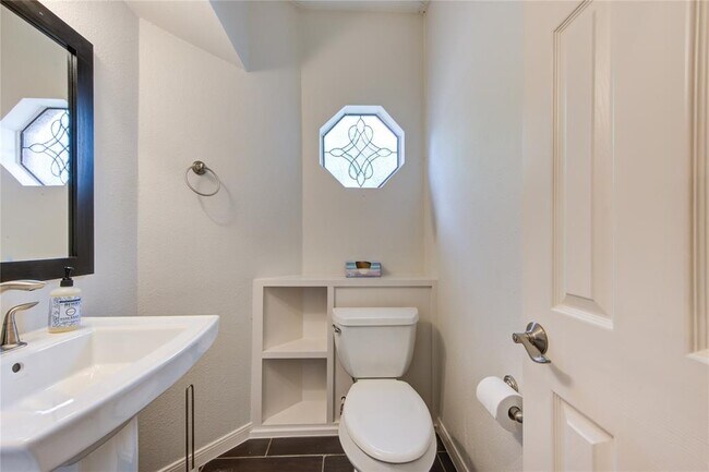 Building Photo - 25 Fairway Oaks Pl