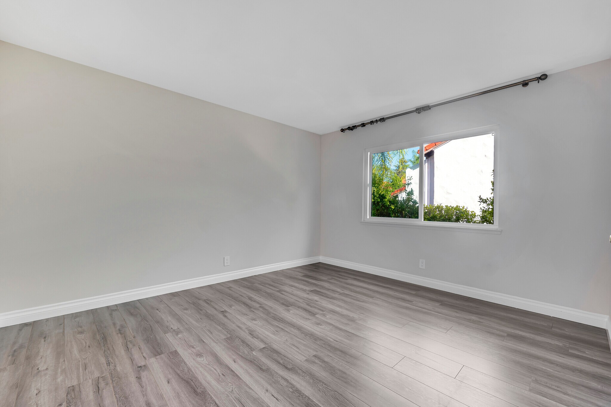 Immaculate, move-in ready - 4352 Park Corona