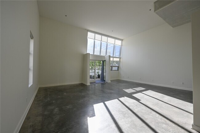 Building Photo - 615 Hampton Dr